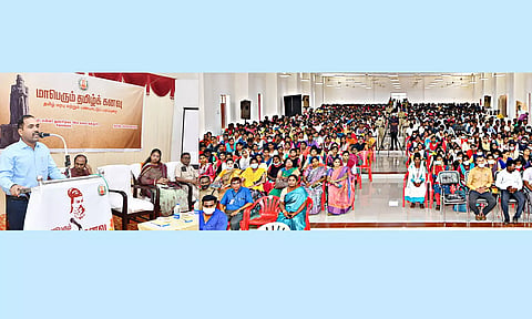 நிகழ்ச்சியில் கலெக்டர் மதுசூதன்ரெட்டி பேசியபோது எடுத்த படம்.&nbsp;