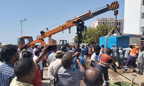 மெரினா கடற்கரையில் மீன் கடைகள் அகற்றம்- மாநகராட்சி அதிகாரிகள் நடவடிக்கைக்கு மீனவர்கள் கடும் எதிர்ப்பு