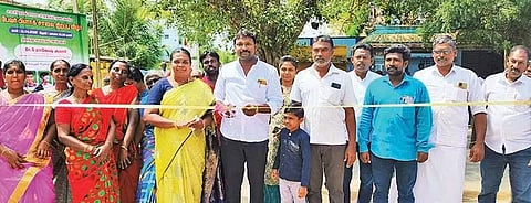 பேவர் பிளாக் சாலையை  ஊராட்சி மன்ற தலைவர் ராஜேஷ்குமார் ரிப்பன் வெட்டி திறந்து வைத்த காட்சி.