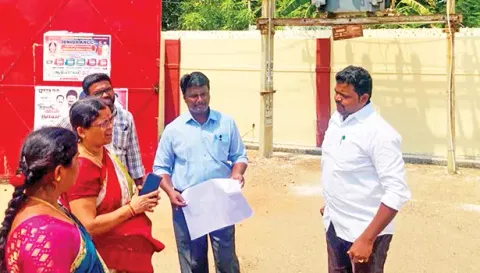 ஆவராங்காடு சந்தையில் நகராட்சி சேர்மன் செல்வராஜ் ஆய்வு செய்த காட்சி.
