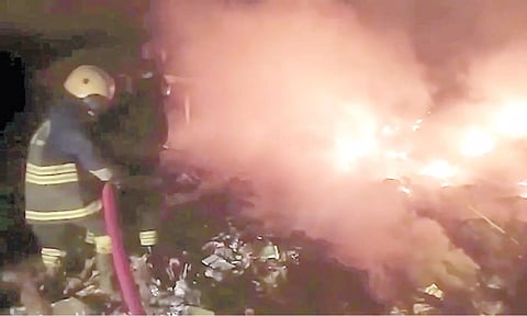 அசோகபுரம் ஊராட்சியில் குப்பை கிடங்கில் பயங்கர தீ விபத்து