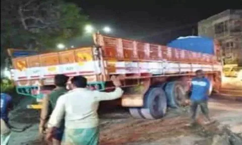 தோண்டப்பட்ட குழியில் சிக்கிக்கொண்ட லாரியை படத்தில் காணலாம்.
