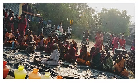 சாலை மறியலில் ஈடுபட்ட பொதுமக்களை படத்தில் காணலாம்.