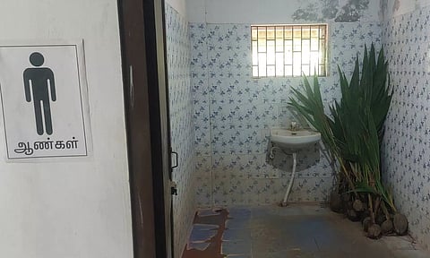 விவசாயிகளுக்கு வழங்க வேண்டிய தென்னங்கன்றை கழிவறையில் வைத்த அதிகாரிகள்- பயனாளிகள் வேதனை