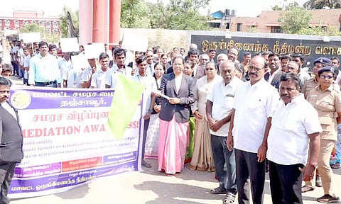 தஞ்சையில் சமரச விழிப்புணர்வு பேரணி நடந்தது.