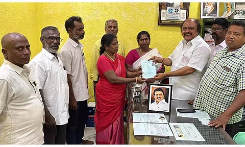 வீடுகட்டுவதற்கான ஆணையை அனிபால் கென்னடி எம்.எல்.ஏ. வழங்கிய காட்சி.