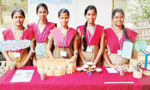 இயற்கை முறையில் ஜாம், இட்லிபொடி தயாரித்து விற்பனை செய்யும் மாணவிகள்.