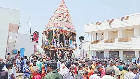 பக்தர்கள் வடம் பிடித்து தேர் இழுத்தபோது எடுத்த படம்
