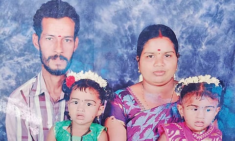 தற்கொலை செய்து கொண்ட நாகராஜனையும் அஷ்மிகா, தன்ஷிகா மற்றும் அவரது தாயார் அனிதாவையும் படத்தில் காணலாம்.