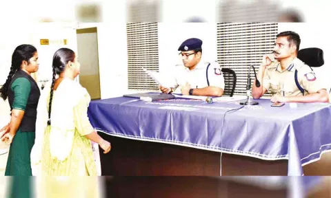 பொதுமக்களிடம் குறைகளை கேட்டறிந்த காட்சி.