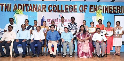 நிகழ்ச்சியில் கலந்து கொண்டவர்களை படத்தில் காணலாம்.