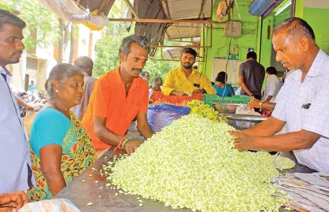 சந்திப்பு பூ மார்க்கெட்டில் விற்பனை நடைபெற்ற காட்சி.