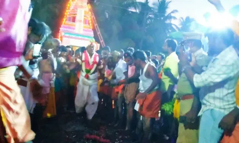 தலைமை பூசாரி குண்டம் இறங்கிய போது எடுத்த படம்.
