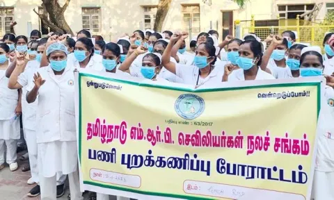 பணியை புறக்கணித்து போராட்டத்தில் ஈடுபட்ட செவிலியர்கள்.