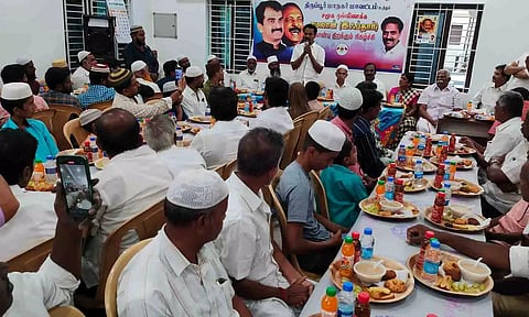 திருப்பூர் மாநகர் மாவட்ட ம.தி.மு.க. சார்பில் நடைபெற்ற சமூக நல்லிணக்க ரமலான் நோன்பு திறக்கும் நிகழ்ச்சியில் இஸ்லாமியர்கள் திரளாக கலந்து கொண்டபோது எடுத்த படம்.