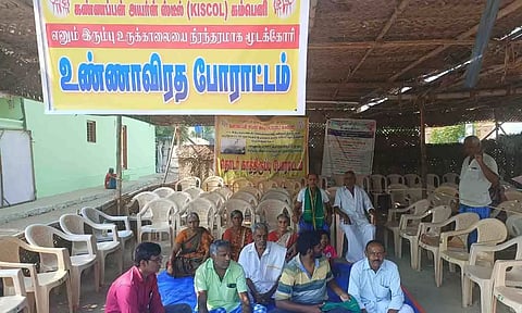 உண்ணாவிரதத்தில் ஈடுபட்ட பொதுமக்கள்.&nbsp;