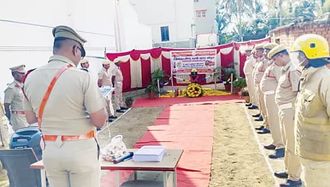 காடையாம்பட்டி தீயணைப்பு நிலைய அலுவலர் மற்றும் பணியாளர்கள் சார்பாக மவுன அஞ்சலி செலுத்தப்பட்ட காட்சி.&nbsp;