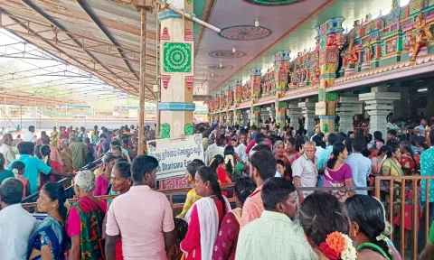 பண்ணாரியம்மன் கோவிலில் அலைமோதிய பக்தர்கள் கூட்டம்.