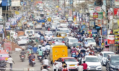 ஈரோடு மாநகரில் கடும் போக்குவரத்து நெரிசல்