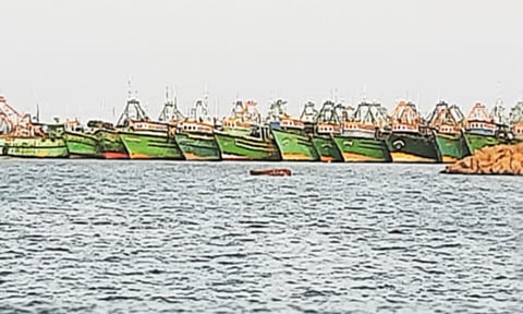 சின்னமுட்டம் துறைமுகத்துக்கு கரை திரும்பிய விசைப்படகுகளை படத்தில் காணலாம்.