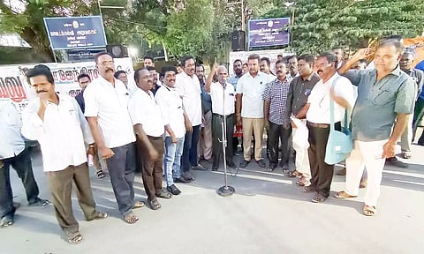 ஆரம்ப பள்ளி ஆசிரியர்கள் ஆர்ப்பாட்டம்