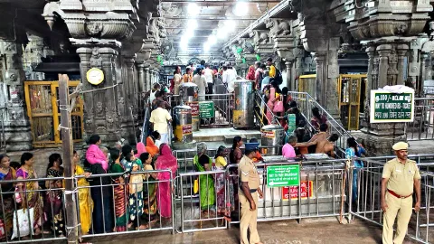 தமிழ் புத்தாண்டை முன்னிட்டு ராமேசுவரம் ராமநாதசுவாமி கோவிலில் பக்தர்கள் நீண்ட வரிசையில் காத்திருந்து சாமி தரிசனம் செய்தனர்.&nbsp;