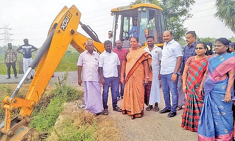 பாலம் கட்டும் பணியை மாவட்ட பஞ்சாயத்து தலைவர் பிரம்மசக்தி உமரிசங்கர் தொடக்கி வைத்து பார்வையிட்ட காட்சி.