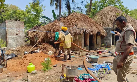 தீ விபத்தில் சேதம் அடைந்த கூரை வீடு.