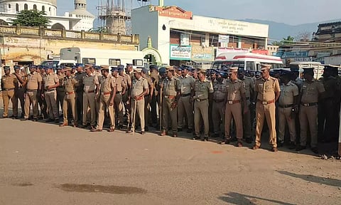 கலவரத்தை கட்டுப்படுத்த பெரியகுளத்தில் போலீசார் குவிக்கப்பட்டுள்ள காட்சி.