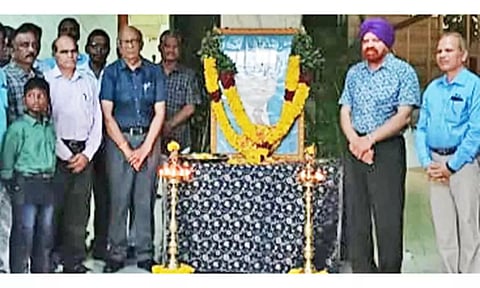 புதுவை பல்கலைக்கழகத்தில் நடந்த விழாவில் துணைவேந்தர் குர்மித்சிங் அம்பேத்கர் உருவ படத்துக்கு மாலை அணிவித்து மரியாதை செய்த காட்சி.