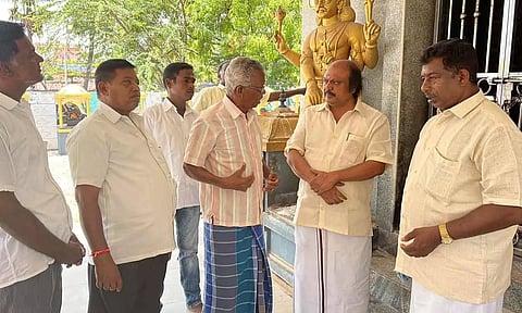 அனிபால் கென்னடி எம்.எல்.ஏ. மயானக்கொள்ளை விழா பிரச்சினைக்கு பேச்சுவார்த்தை நடத்திய காட்சி.