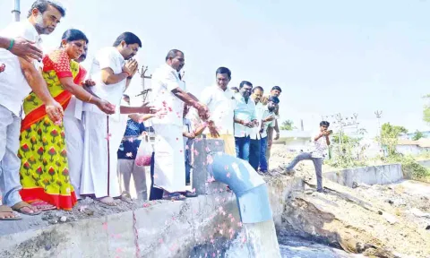 குடிநீர் சோதனை ஓட்டத்தை மேயர் தினேஷ்குமார் ஆய்வு செய்த போது எடுத்த படம்.