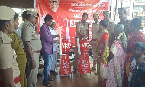 பண்ருட்டி பஸ் நிலையத்தில் தமிழ் புத்தாண்டையொட்டி டி.எஸ்.பி. சபியுல்லா பயணிகளுக்கு நீர், மோர், பழ சாறு வழங்கினார்.