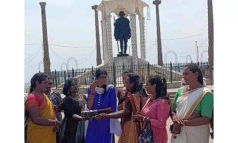 புதுவை காந்தி சிலை அருகே திருநங்கைகள் தினம் கொண்டாடிய காட்சி.