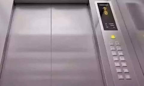 ஓட்டலில் தரைதளத்தில் லிப்ட் மோதி 9 பேர் படுகாயம்