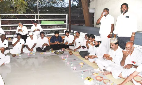 கடலுார் முதுநகரில் ரம்ஜான் பண்டிகை முன்னிட்டு சமூக நல்லிணக்க இப்தார் நோன்பில் அய்யப்பன் எம்.எல்.ஏ. கலந்து கொண்டார். அருகில் முன்னாள் மாவட்ட பொருளாளர் குணசேகரன், டாக்டர் பிரவீன் அய்யப்பன் உள்ளார்.