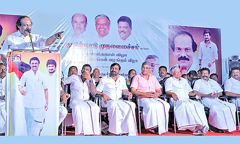 தி.மு.க. பொதுக்கூட்டத்தில் திண்டுக்கல் லியோனி பேசிய போது எடுத்த படம்.
