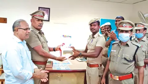 சேலம் சிறைக் கண்காணிப்பாளர் தமிழ்ச்செல்வன், போலீசாருக்கு பிறந்தநாள் வாழ்த்து தெரிவித்த காட்சி.
