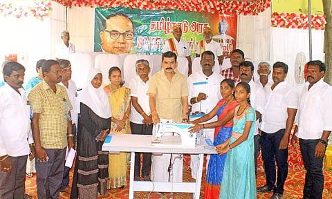 நலத்திட்ட உதவிகளை மேயர் சரவணன், துணை மேயர் கே.ஆர்.ராஜூ ஆகியோர் வழங்கிய போது எடுத்த படம்.