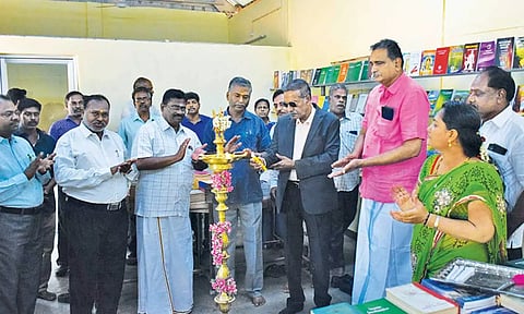 தமிழ் பல்கலைக்கழகத்தில் 50 சதவீத சிறப்பு தள்ளுபடியில் நூல்கள் விற்பனையை துணைவேந்தர் திருவள்ளுவன் தொடங்கி வைத்தார்.