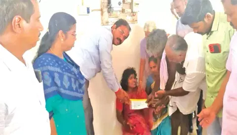 ரூ.2 லட்சத்துக்கான காசோலையை சங்ககிரி கோட்டாட்சியர் (பொறுப்பு) தணிகாசலம் மாணவன் குடும்பத்தினரிடம் வழங்கிய காட்சி.