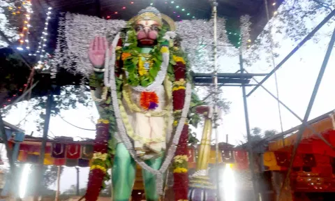 ஆஞ்சநேயருக்கு சிறப்பு அலங்காரம் செய்யப்பட்டிருந்தது.