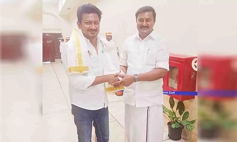 அமைச்சர் மு.பெ.சாமிநாதன் உதயநிதி ஸ்டாலினுக்கு நன்றி தெரிவித்த காட்சி.