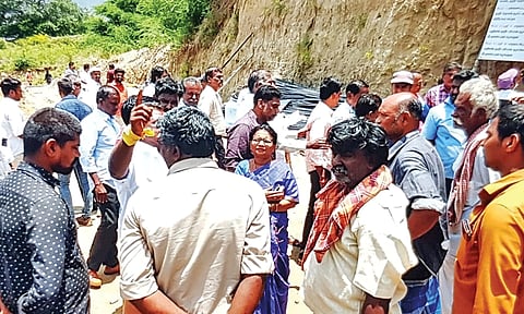 அதிகாரிகளை முற்றுகையிட்டு வாக்குவாதத்தில் ஈடுபட்டவர்களை படத்தில் காணலாம்.