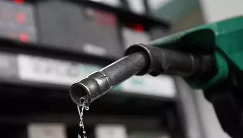 பாகிஸ்தானில் பெட்ரோல் விலை மீண்டும் அதிகரிப்பு- லிட்டர் ரூ.286-க்கு விற்பனை