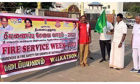 தீயனைப்பு வீரர்கள் நடைபயணத்தை அமைச்சர் சாய்.ெஜ.சரவணன்குமார் கொடியசைத்து தொடங்கி வைத்த காட்சி.