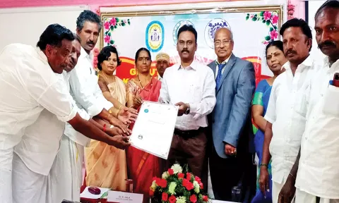 மலைப்பூண்டுக்கான புவிசார் குறியீடு சான்றிதழை கலெக்டர் விசாகன் விவசாயிகளிடம் வழங்கினார்.