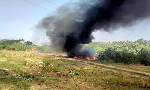 பாலாற்றில் பிளாஸ்டிக் பொருட்கள் தீ வைத்து எரிப்பு