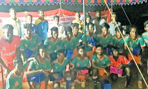 கால்பந்து போட்டியில் முதலிடம் பிடித்த திருச்செந்தூர் சிவந்தி ஆதித்தனார் உடற்கல்வியியல் கல்லூரி அணியினரை படத்தில் காணலாம்.