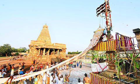 தஞ்சை பெரிய கோவிலில் 18 நாட்கள் நடக்கும் சித்திரை பெருவிழா இன்று கொடியேற்றத்துடன் தொடங்கியது